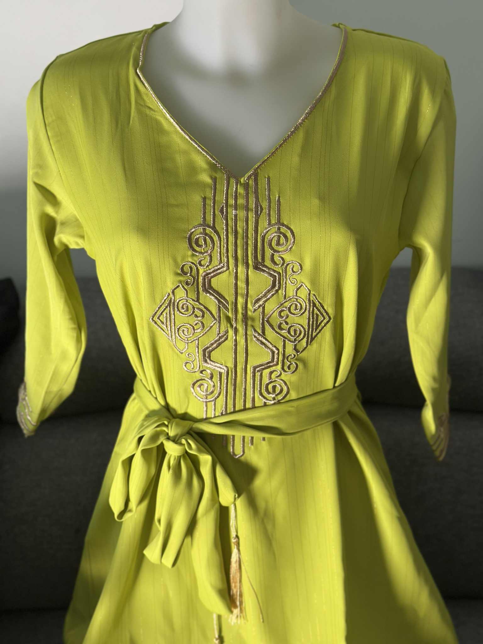 Djebba en crêpe – broderie dorée et coupe fluide – Image 3